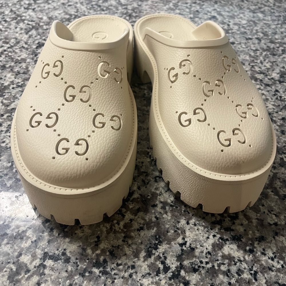 WOMEN'S PLATFORM PERFORATED G SANDAL